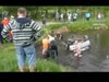 У Польщі глядачі ралі врятували з-під води пасажирів авто