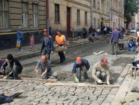У центрі Львова вулиці замощують бруківкою