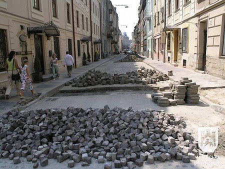 У Львові вулицю Шевську замощують мозаїкою