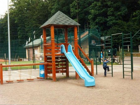 У селі на Самбірщині за британські гроші збудують дитячий майданчик