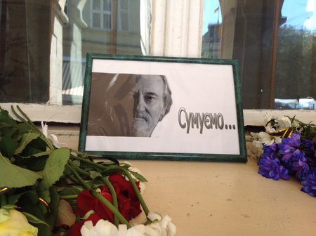 Львів'яни віддають шану Ступці біля театру Заньковецької