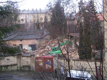 Во Львове на Озаркевича снесли часть госпиталя Шептицкого (фото)