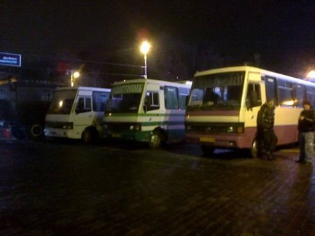 Майдан окружили автобусами с "Беркутом" (фото)
