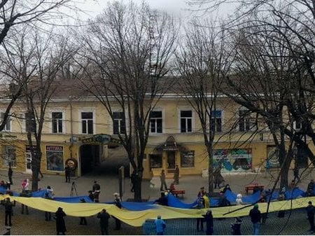 В Одессе развернули 500-метровый флаг Украины