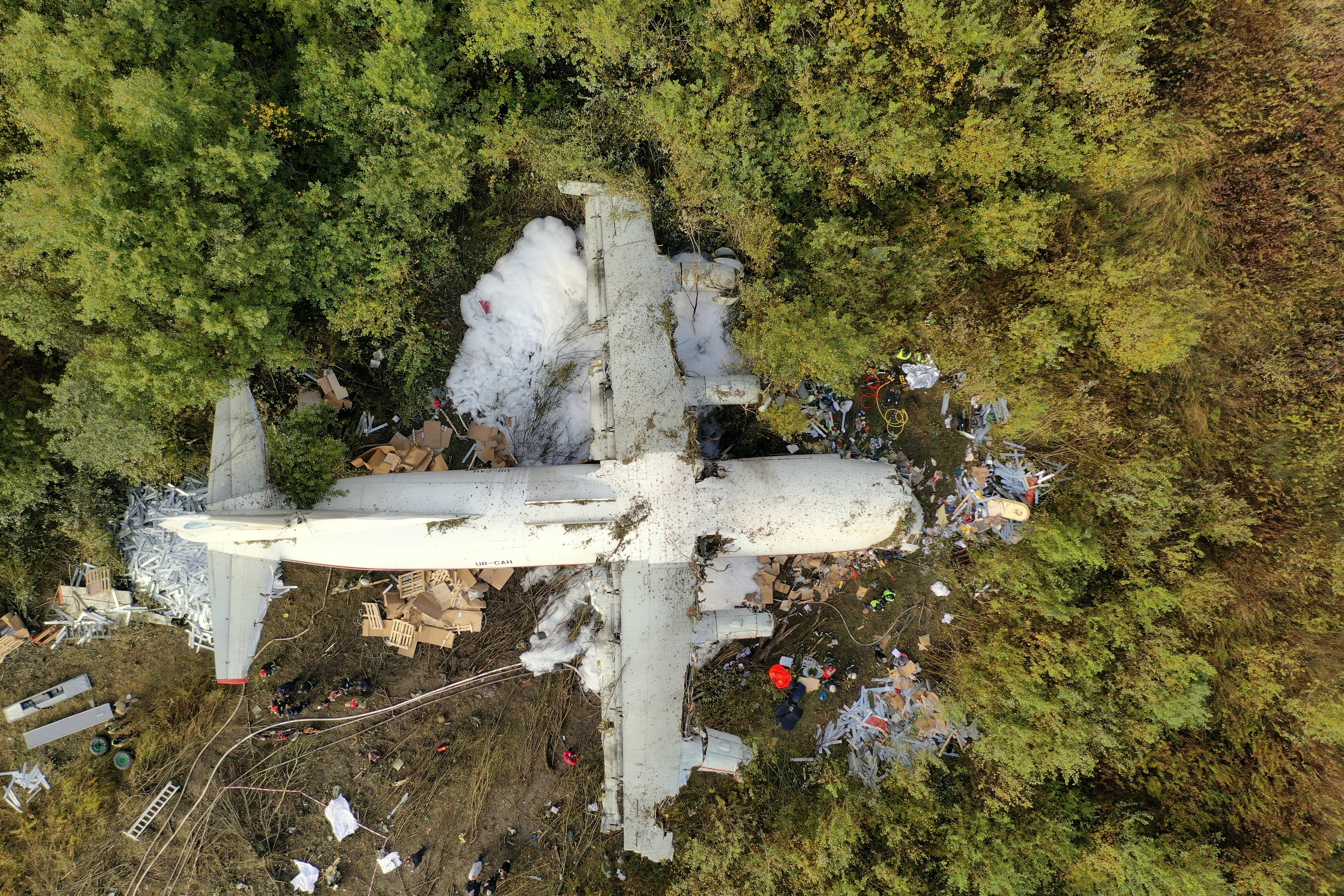 Самолет падает самолет упал. Катастрофа АН 12 Домодедово. АН-24 заброшенный.