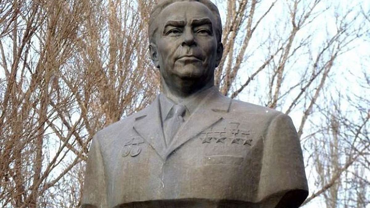 На Дніпропетровщині жителі вимагають знести пам'ятник Брежнєву - ZAXID.NET