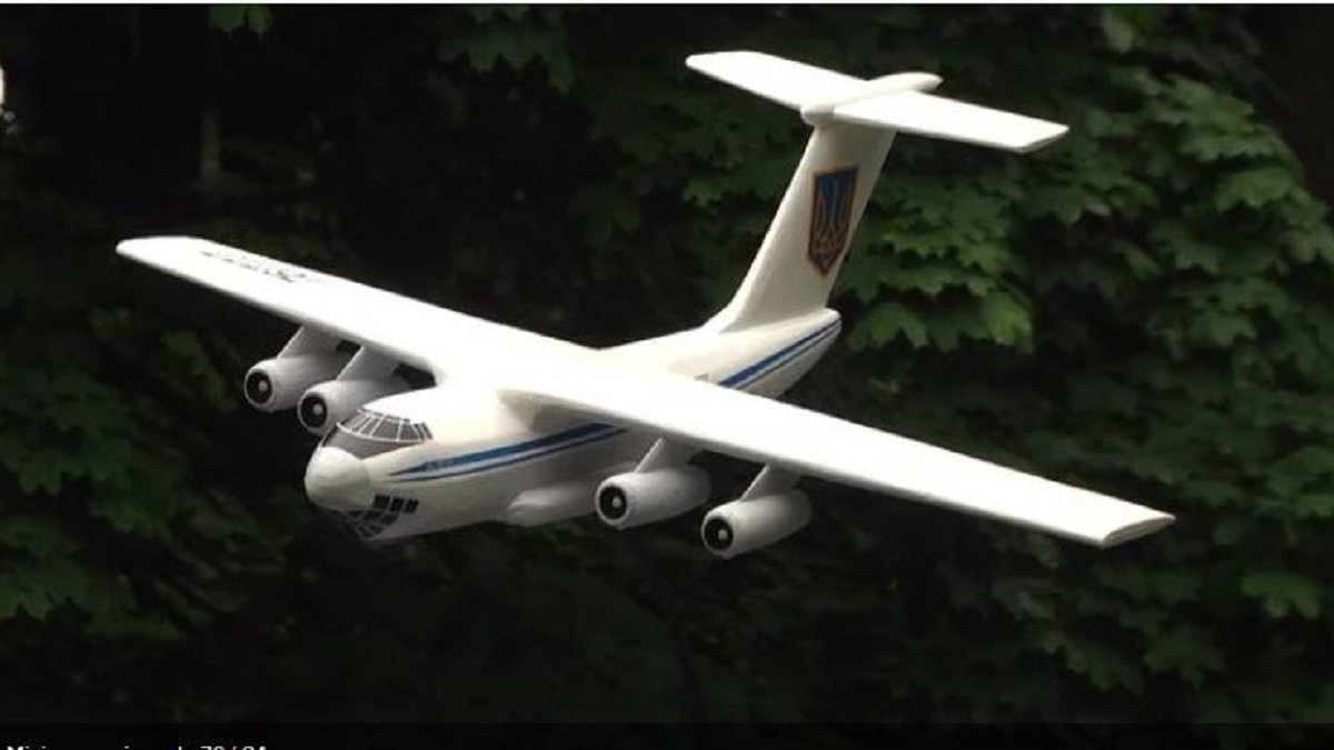 В Парку культури у Львові встановили копію збитого літака Іл-76 ...