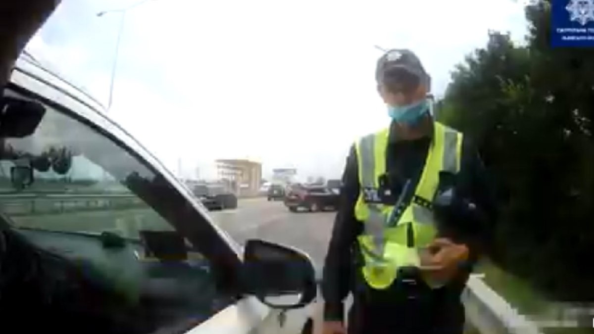 У Солонці 26-річний водій намагався відкупитись від поліції за 200 ...