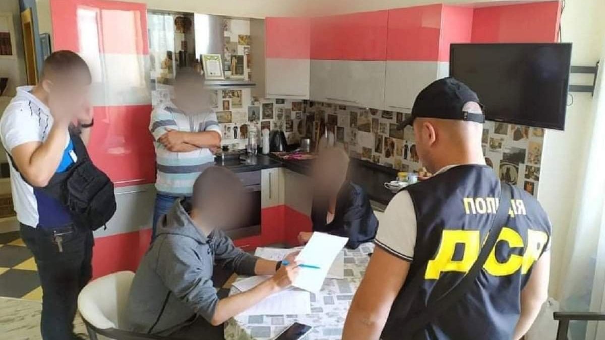 Департамент охорони здоров'я Закарпаття купив медикам будівельні костюми замість захисних - ZAXID.NET