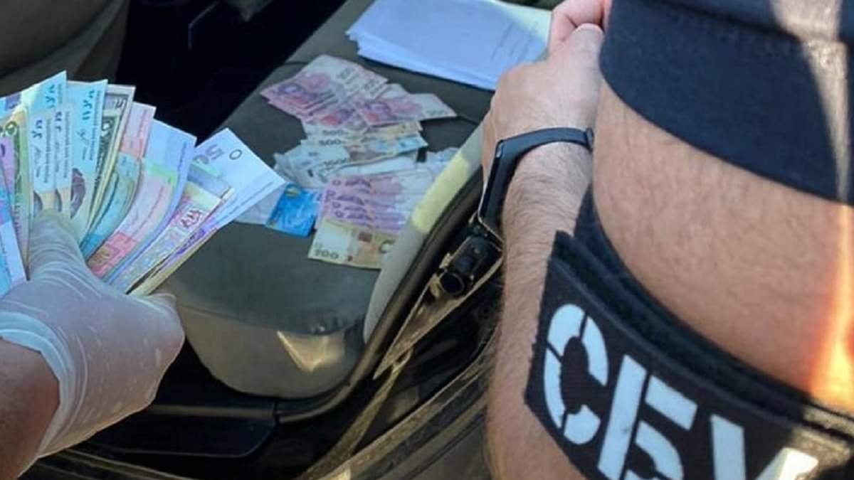 СБУ затримала на хабарі у 8 тис. доларів двох київських митників - ZAXID.NET