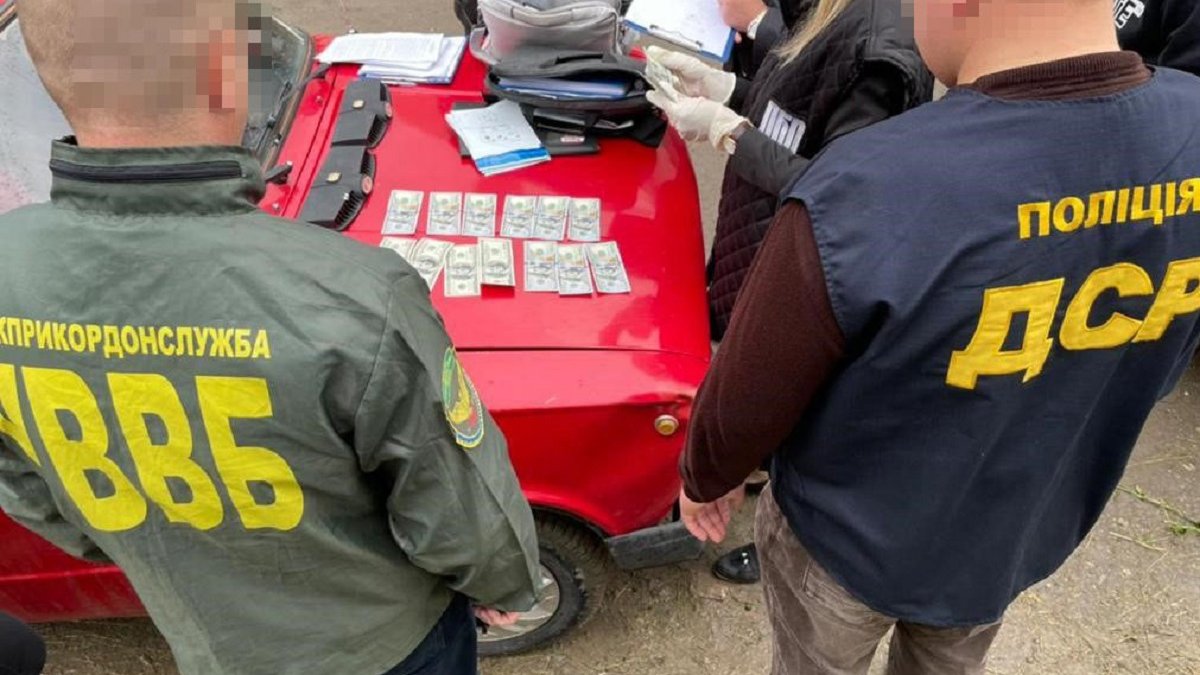 На Буковині прикордонника затримали за отримання 1,5 тис. доларів хабара - ZAXID.NET