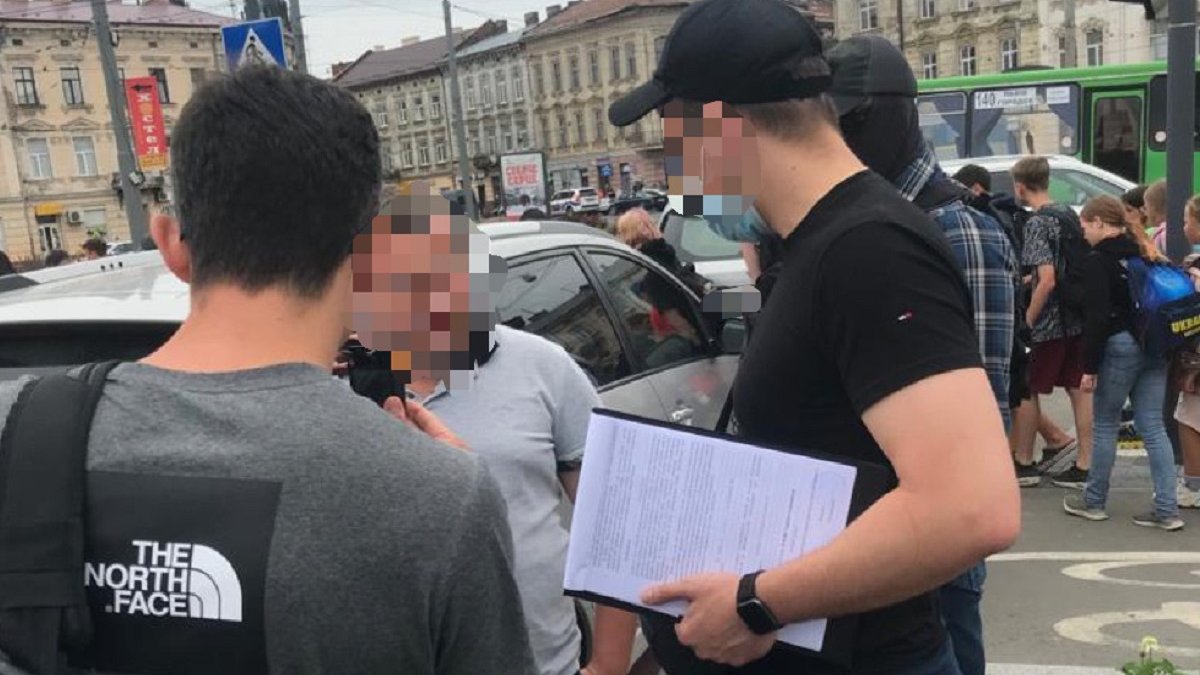 Одного з львівських прокурорів затримали з хабарем 2000 доларів від  поліцейського - ZAXID.NET