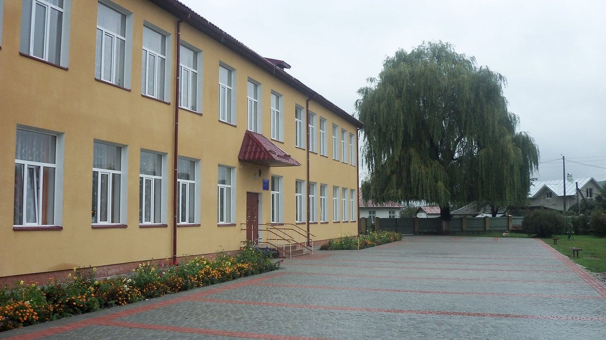 Гімназія біля Івано-Франківська отримає 1 млн грн за вакцинацію усіх  працівників - ZAXID.NET
