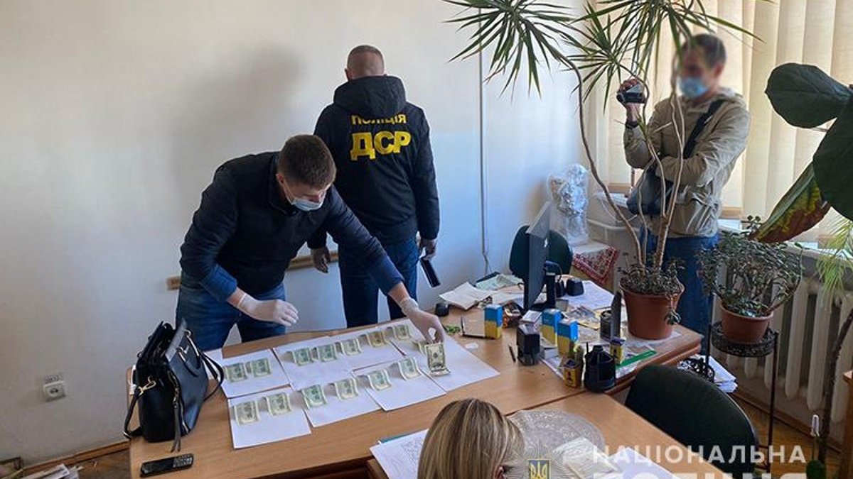 У Підгайцях лікарка вимагала $1500 за довідку про непридатність до армії -  ZAXID.NET