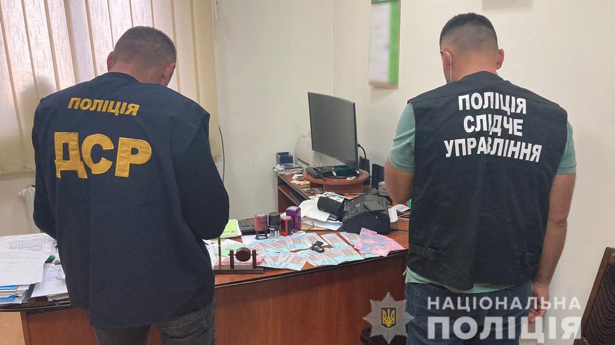 У Чернівцях на хабарі 30 тис. грн затримали двох керівників профспілок - ZAXID.NET