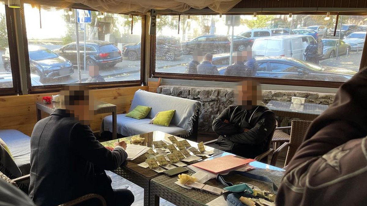 Голову управління департаменту архбудконтролю КМДА затримали на хабарі -  ZAXID.NET