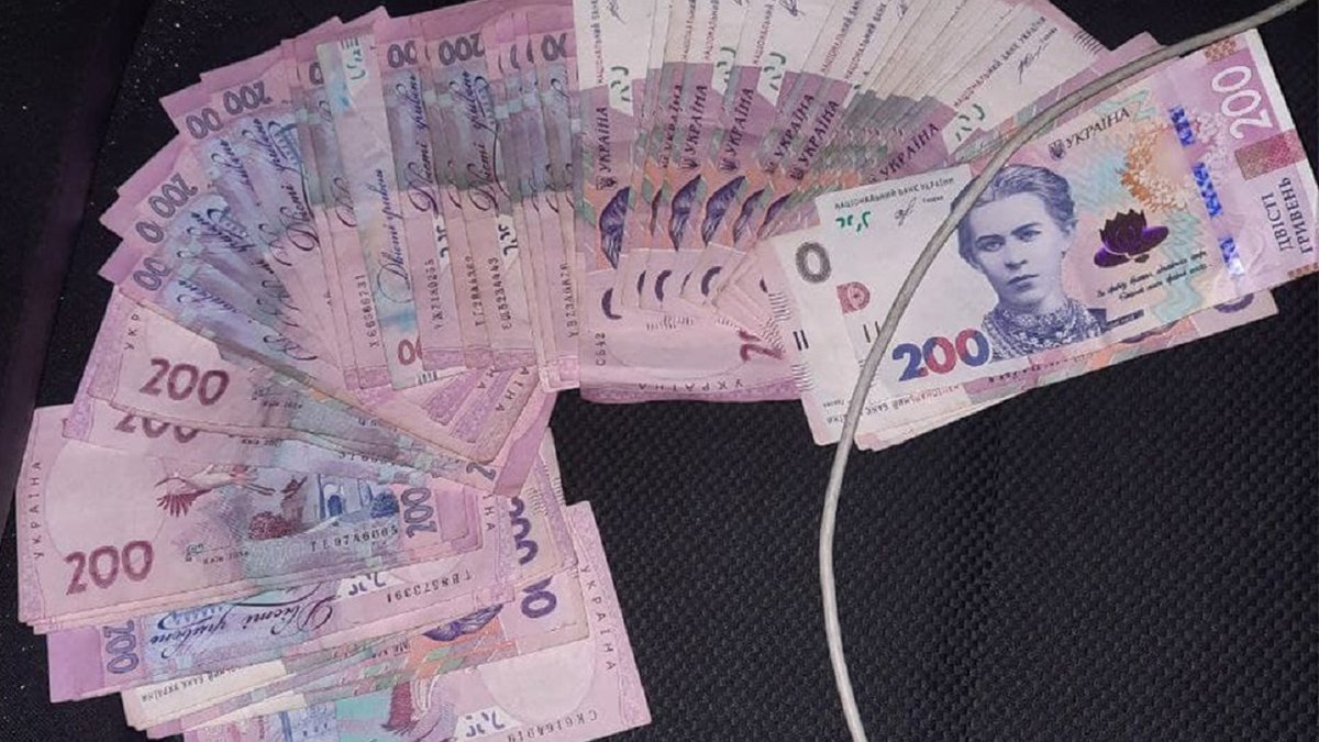 У Луцьку водій вантажівки пропонував патрульним 12 тис. грн хабара - ZAXID.NET