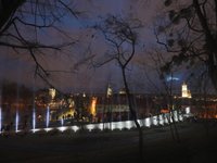 У пам’ять про Небесну Сотню у Львові в небо запустили світлові промені