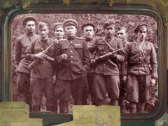 Дзеркало і мундир