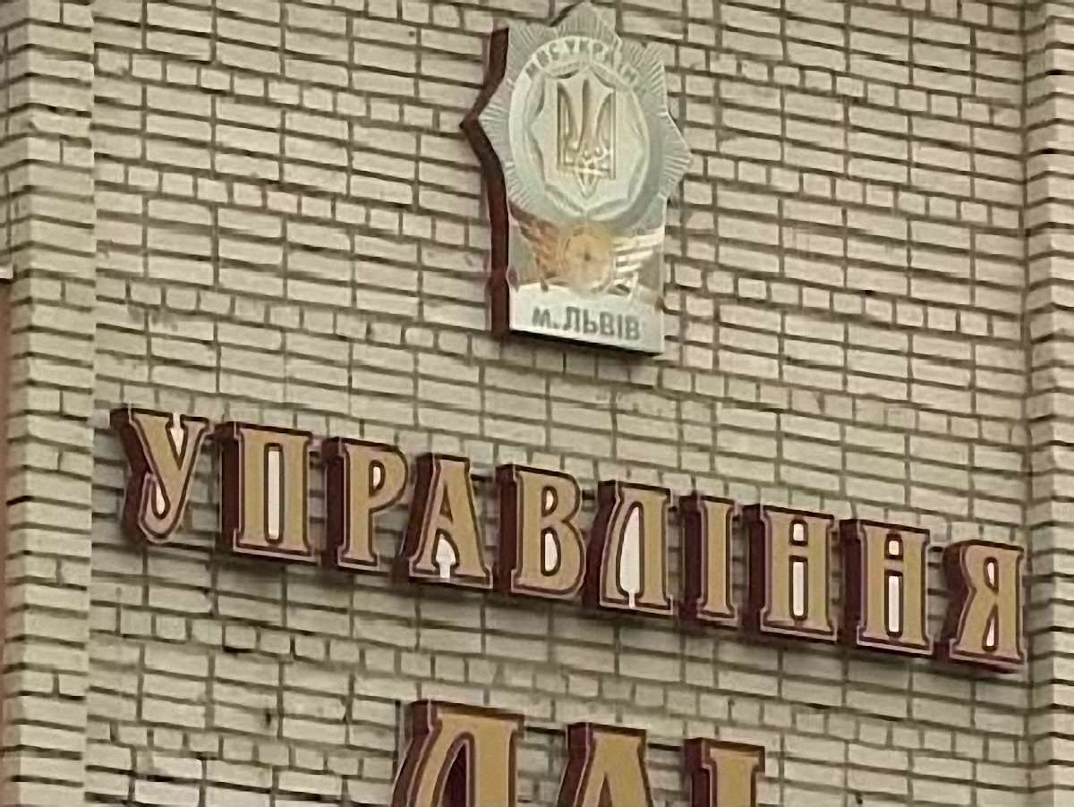 У Львові автівки стоять без нагляду роками