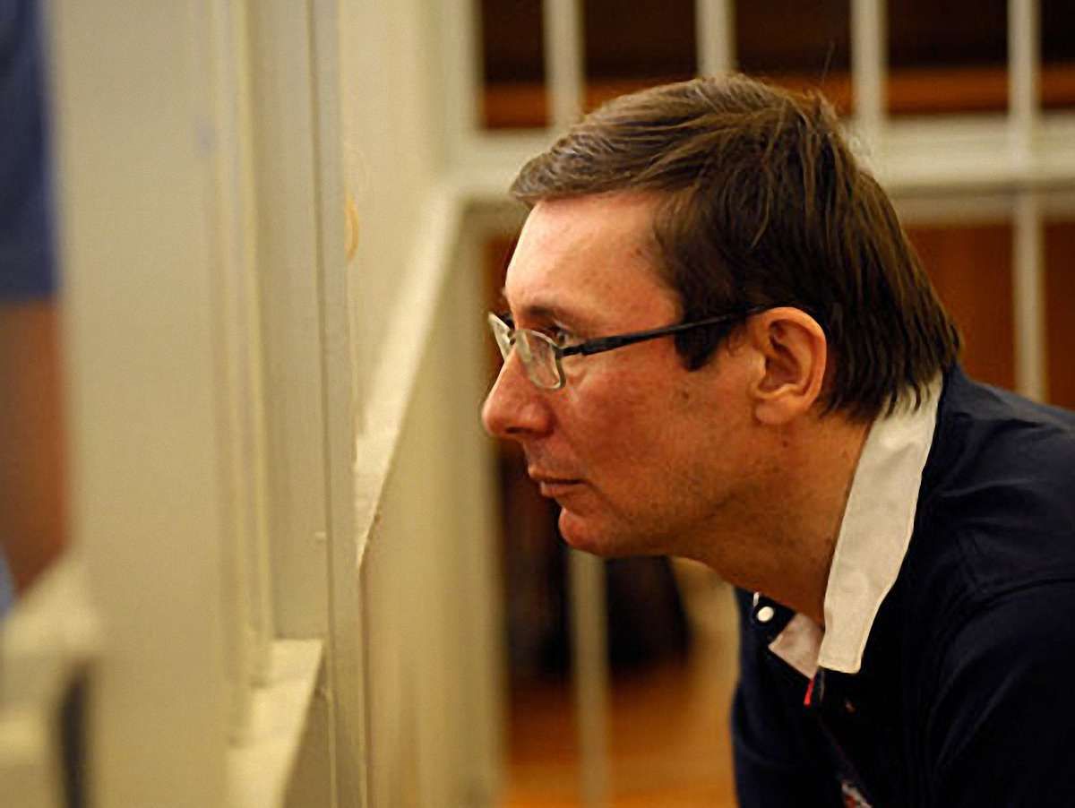 Луценко просить лікувати його, а не робити видимість  