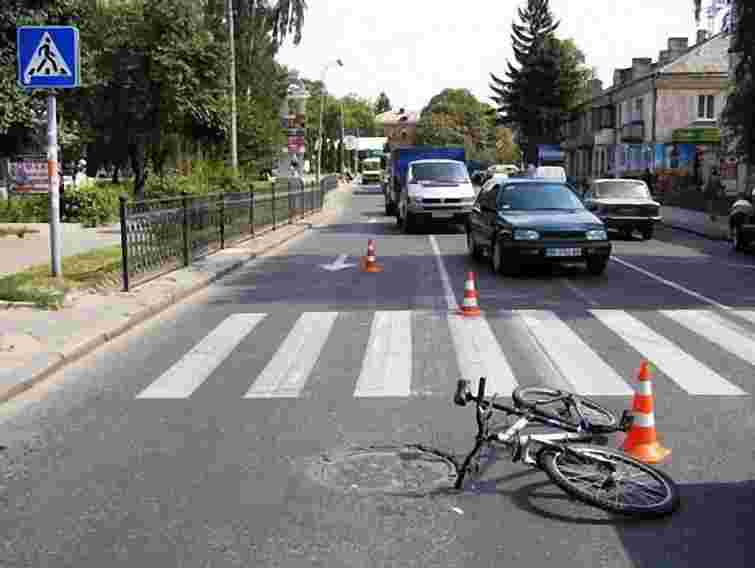 У Львові на пішохідному переході легковик збив двох осіб