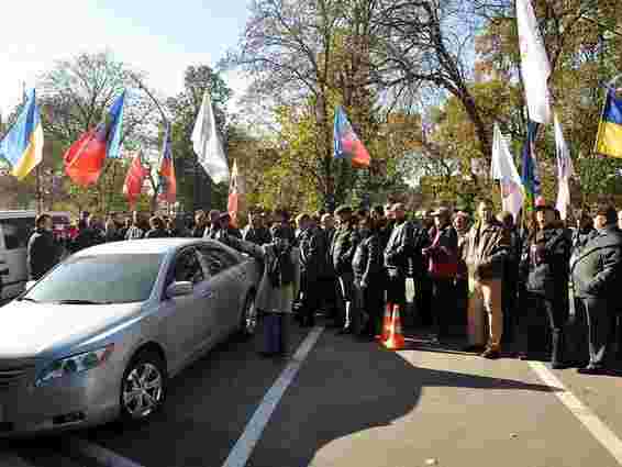 Таксисти провели пікет біля Львівської ОДА