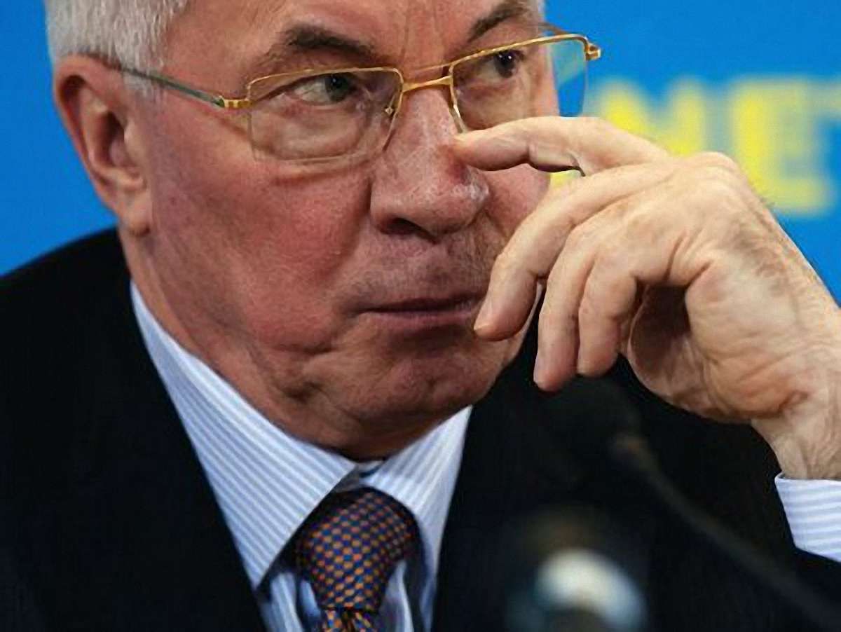 Азаров звільнить всіх, якщо за два роки побачить шкільні туалети на вулиці
