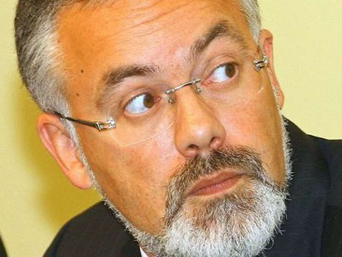Табачник натякає, що Європа тисне на Україну