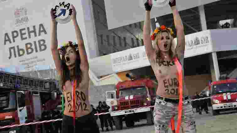 На львівському стадіоні затримали оголених дівчат із «Femen»
