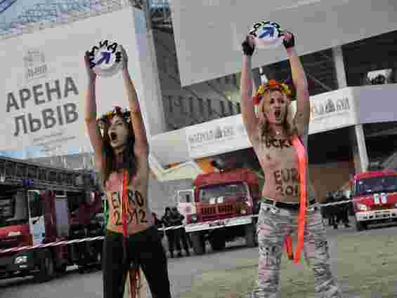 На львівському стадіоні затримали оголених дівчат із «Femen»