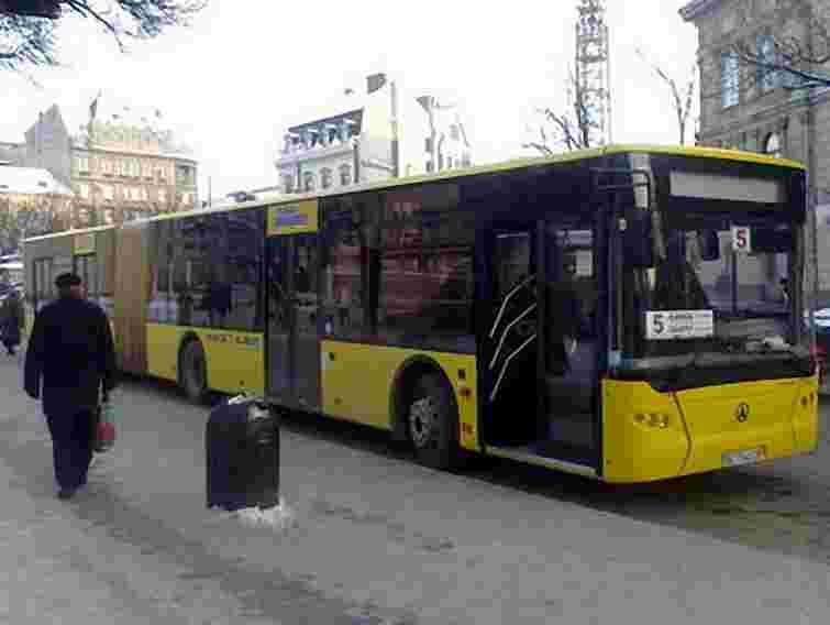Великі автобуси на маршрутах 1а і 5 у Львові їздитимуть рідше