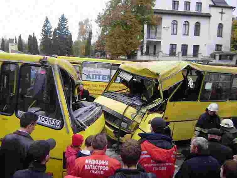 У зіткненні двох маршруток у Львові постраждало 12 осіб. Фото