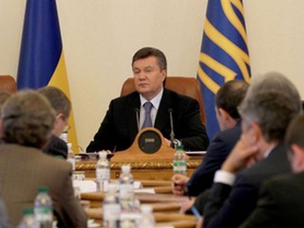Янукович пропонує чиновникам добровільно піти у відставку
