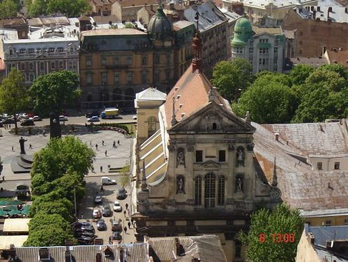 У Львові просять контролювати вивезення книг з костелу Єзуїтів