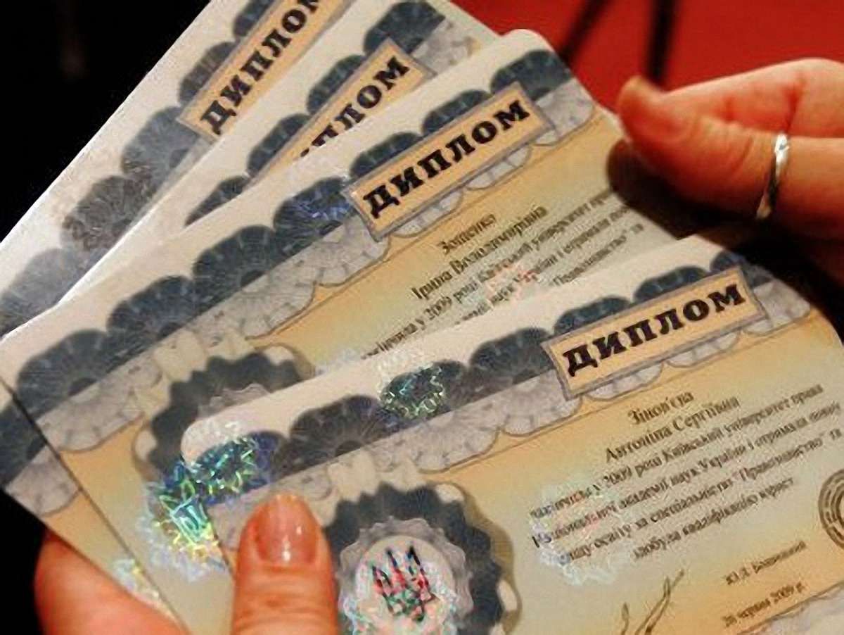 У двох вишах Львова виявлено близько півсотні фальшивих дипломів
