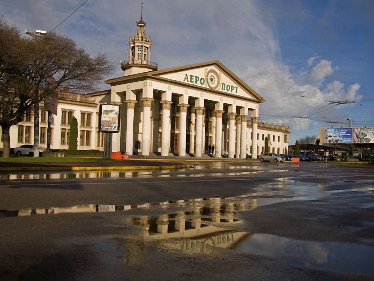 Депутати просять Януковича заборонити називати летовище у Львові іменем Бандери
