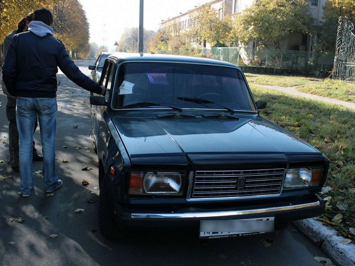 Представники виконавчої служби у Львові  втікали від журналістів