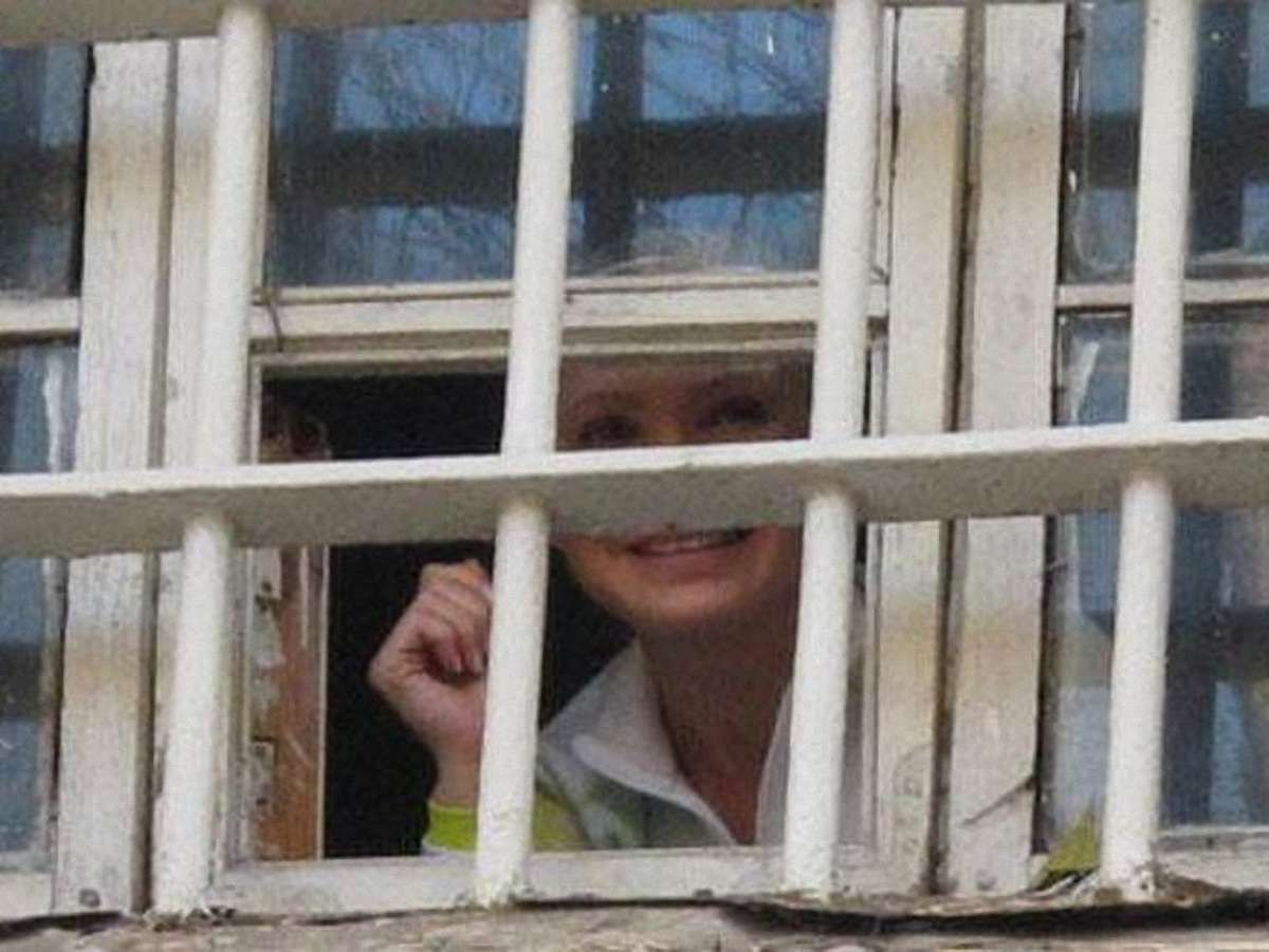 Тимошенко подякувала прихильникам з вікна СІЗО 