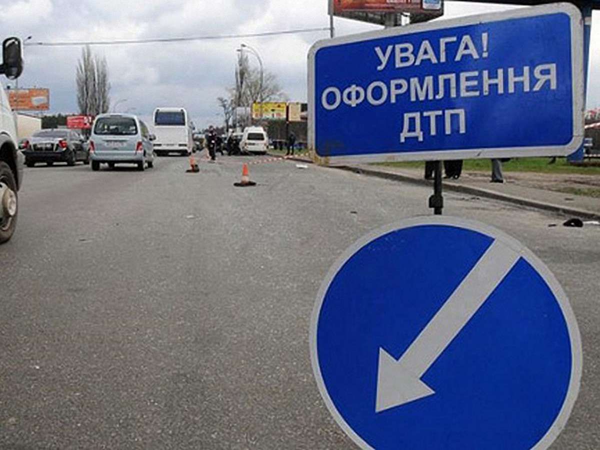 На Львівщині мікроавтобус в’їхав у трактор: 9 постраждалих