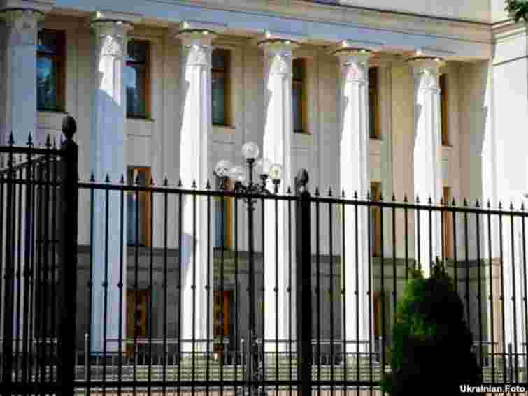 У ПР не знають, чому і хто спорудив паркан під Радою 