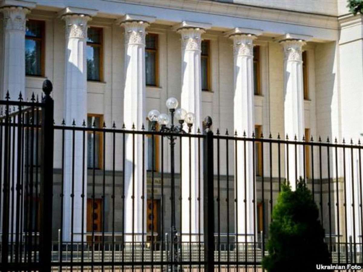 У ПР не знають, чому і хто спорудив паркан під Радою 