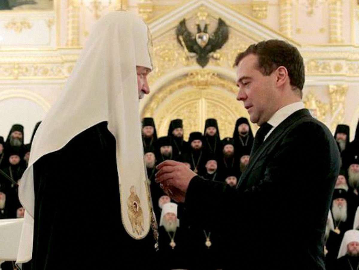 Медведєв назвав дивом темпи  відродження православ'я в Росії