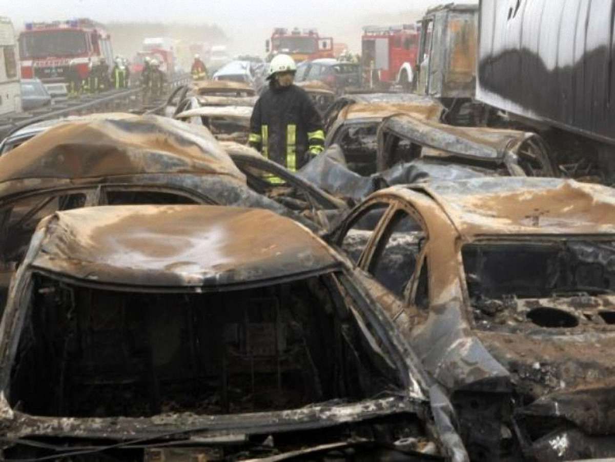 В Англії через туман зіткнулись 27 авт. Є 7 загиблих