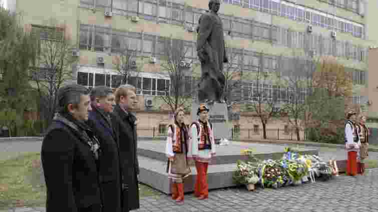 Садовий та Костюк поклали квіти до пам'ятника Шашкевичу