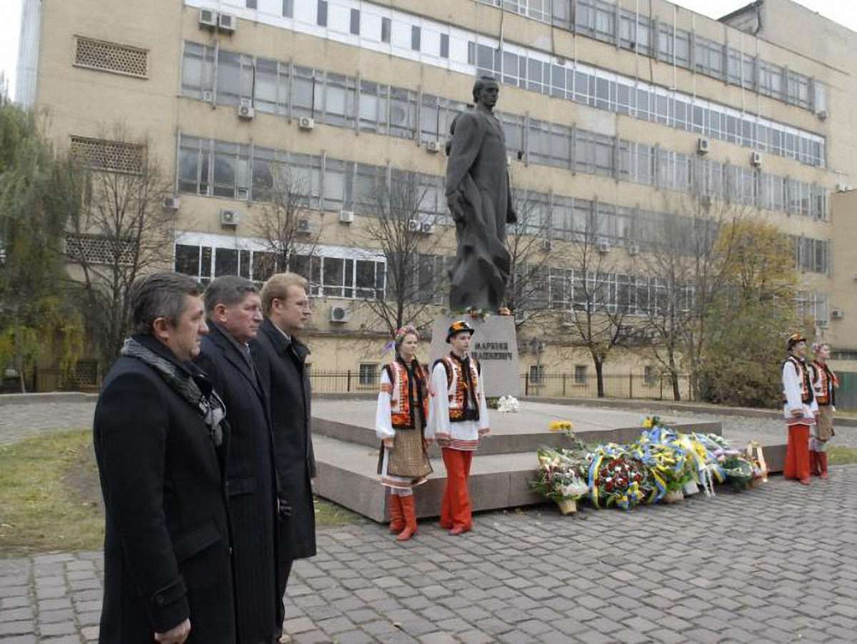 Садовий та Костюк поклали квіти до пам'ятника Шашкевичу