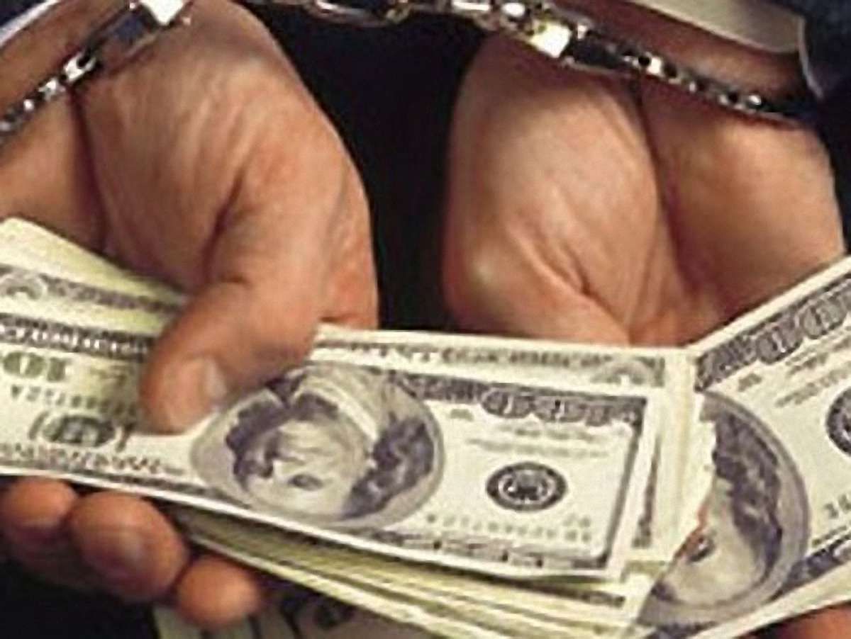 На Прикарпатті офіцера впіймали на хабарі у $2000