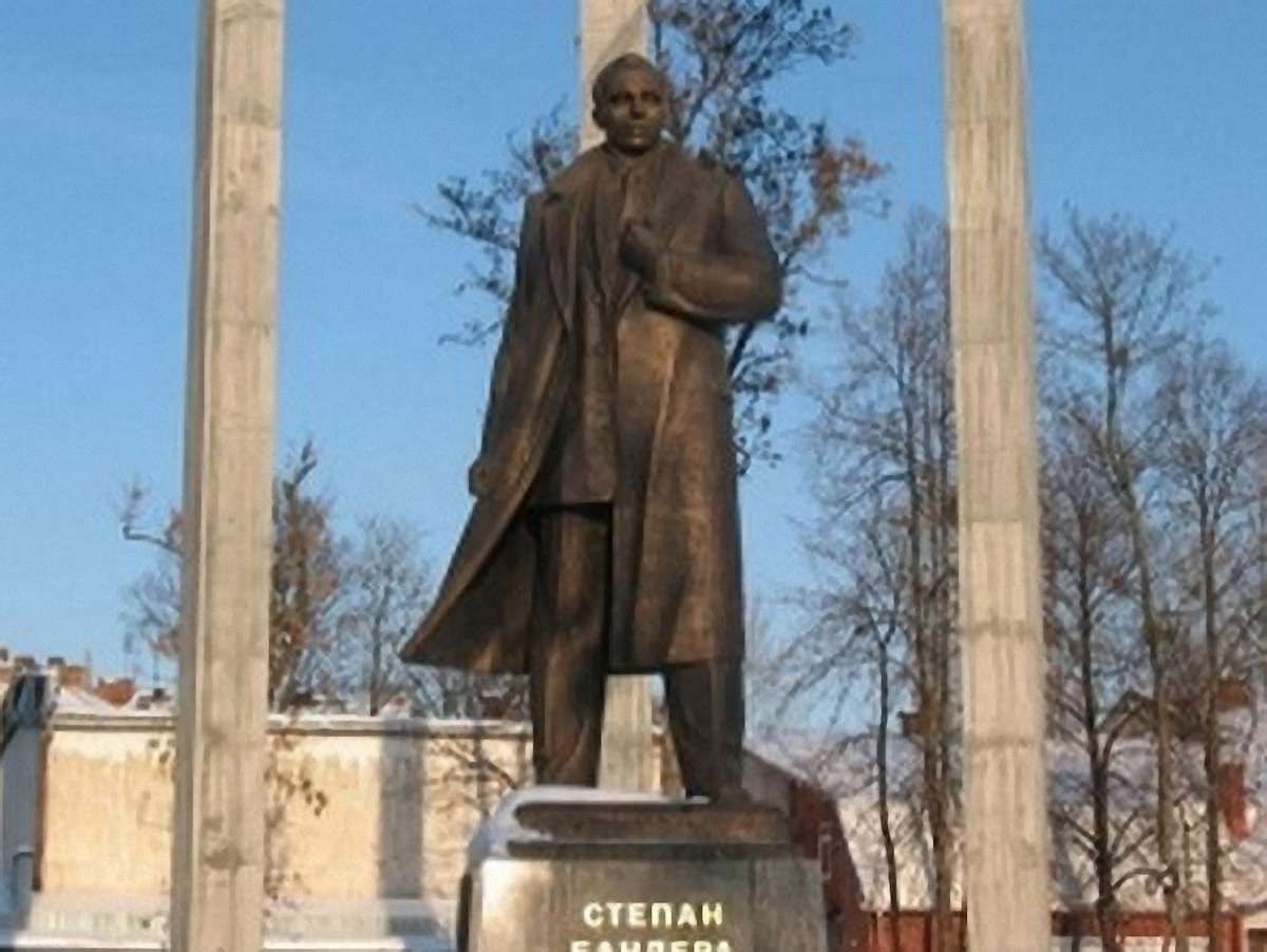 Тріумфальну арку біля Бандери облицюють гранітом до кінця року