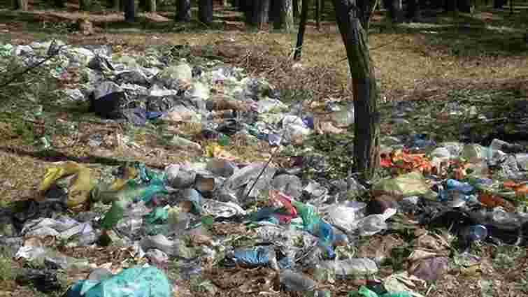 На Львівщині підприємець на землях запасу організував сміттєзвалище