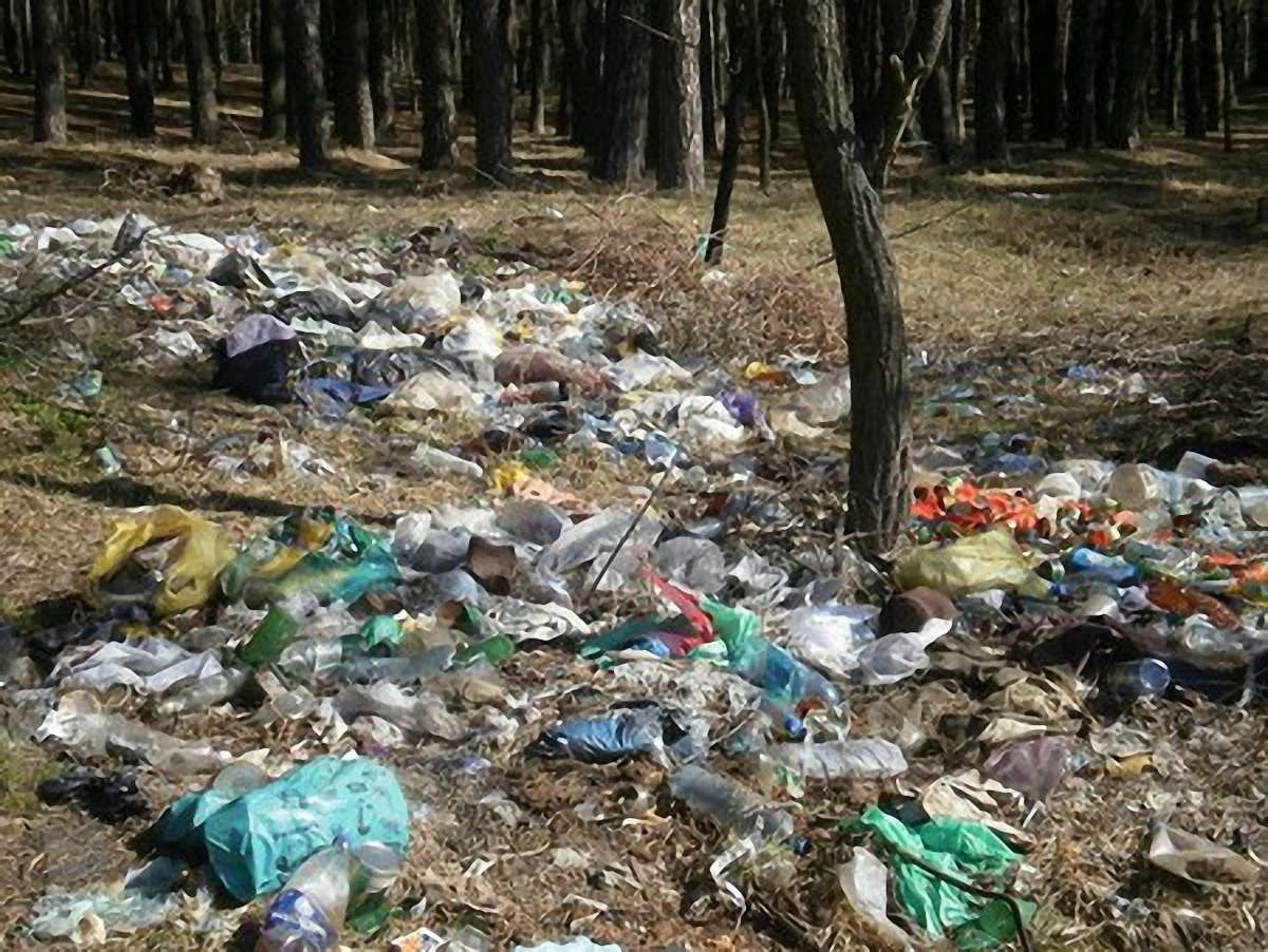 На Львівщині підприємець на землях запасу організував сміттєзвалище